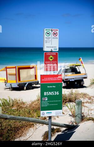 Panneaux d'information d'urgence à Bunker Bay, Australie occidentale, avec véhicule de sauvetage et remorque de surf en arrière-plan. Banque D'Images