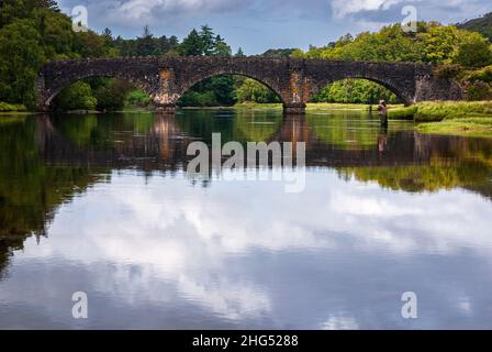 Image HDR d'été de 2 hommes en waders pêchant à la mouche sur la rivière Shiel près du pont de Shiel, Ardnamurchan, Écosse.16 juin 2011 Banque D'Images