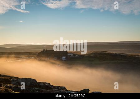 Une image HDR d'hiver du Tan Hill Inn, la plus haute maison publique des Britanniques, par le brouillard montant, Arkengarthdale, Yorkshire, Angleterre.14 janvier 2022 Banque D'Images