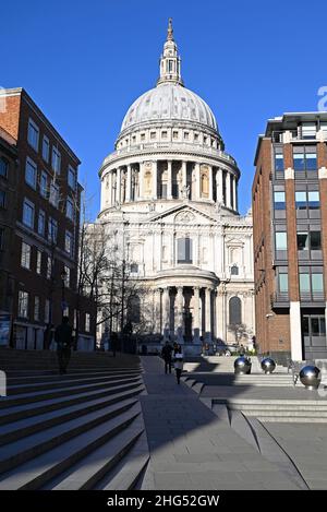 Face sud de la cathédrale et de la passerelle St Pauls Banque D'Images