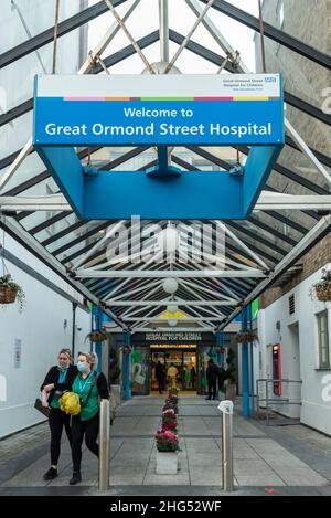 Londres, Royaume-Uni.18 janvier 2022.Vue générale de l'extérieur de l'hôpital Great Ormond Street.Il est rapporté que les gardes de sécurité de l'hôpital pour enfants de renommée mondiale prendront des mesures industrielles pendant six semaines, de 7pm le 18 janvier à 7am le 2 mars, coordonnées par le syndicat United Voices of the World (UVW), pour exiger de meilleures conditions.En tant que travailleurs externalisés, les agents de sécurité ne sont pas employés directement par le NHS, mais par une entreprise privée, Carlisle Security Services, qui est la propriété du donateur conservateur Lord Ashcroft.Credit: Stephen Chung / Alamy Live News Banque D'Images