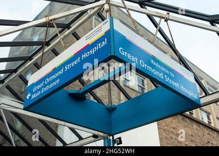 Londres, Royaume-Uni.18 janvier 2022.Vue générale de l'extérieur de l'hôpital Great Ormond Street.Il est rapporté que les gardes de sécurité de l'hôpital pour enfants de renommée mondiale prendront des mesures industrielles pendant six semaines, de 7pm le 18 janvier à 7am le 2 mars, coordonnées par le syndicat United Voices of the World (UVW), pour exiger de meilleures conditions.En tant que travailleurs externalisés, les agents de sécurité ne sont pas employés directement par le NHS, mais par une entreprise privée, Carlisle Security Services, qui est la propriété du donateur conservateur Lord Ashcroft.Credit: Stephen Chung / Alamy Live News Banque D'Images