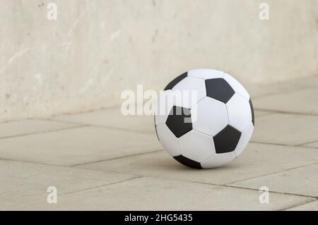 Image rognée d'un ballon de football dans la rue Banque D'Images