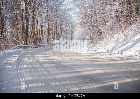 Belle route d'hiver vide après la chute de neige.Une longue route en avant.Concept Voyage en hiver.Pas de voiture sur la route.Photo de haute qualité Banque D'Images