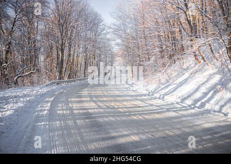 Belle route d'hiver vide après la chute de neige.Une longue route en avant.Concept Voyage en hiver.Pas de voiture sur la route.Photo de haute qualité Banque D'Images