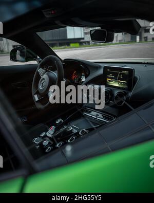 Photo d'interieur Mercedes AMG GTR vert, volant, infotainement, 2017 Banque D'Images