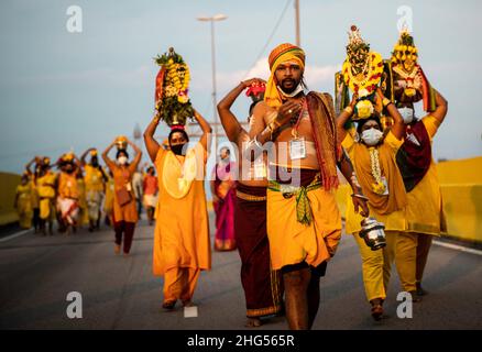 Kuala Lumpur, Malaisie.18th janvier 2022.Les dévotés hindous portent des pots de lait sur leur tête lors d'une procession pendant le festival de Thaipusam au temple des grottes de Batu.Thaipusam est un festival hindou annuel célébré la plupart du temps par la communauté tamoule en l'honneur du Seigneur de dieu hindou Murugan.Les dévotés auront des bénédictions et feront des vœux lorsque leurs prières seront répondues.Crédit : SOPA Images Limited/Alamy Live News Banque D'Images