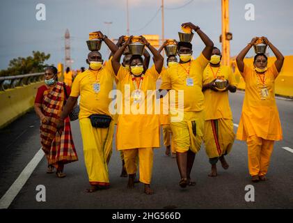 Kuala Lumpur, Malaisie.18th janvier 2022.Les dévotés hindous portent des pots de lait sur leur tête lors d'une procession pendant le festival de Thaipusam au temple des grottes de Batu.Thaipusam est un festival hindou annuel célébré la plupart du temps par la communauté tamoule en l'honneur du Seigneur de dieu hindou Murugan.Les dévotés auront des bénédictions et feront des vœux lorsque leurs prières seront répondues.Crédit : SOPA Images Limited/Alamy Live News Banque D'Images