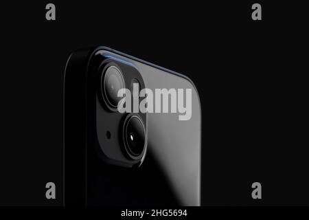 smartphone rectangulaire moderne noir avec deux modules photo sur fond noir isolé Banque D'Images