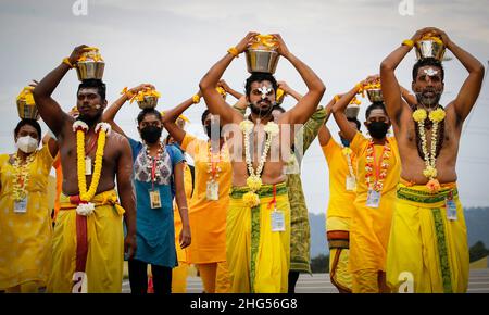 Kuala Lumpur, Malaisie.18th janvier 2022.Les dévotés hindous portent des pots de lait sur leur tête lors d'une procession pendant le festival de Thaipusam au temple des grottes de Batu.Thaipusam est un festival hindou annuel célébré la plupart du temps par la communauté tamoule en l'honneur du Seigneur de dieu hindou Murugan.Les dévotés auront des bénédictions et feront des vœux lorsque leurs prières seront répondues.(Photo de Wong Fok Loy/SOPA Images/Sipa USA) Credit: SIPA USA/Alay Live News Banque D'Images