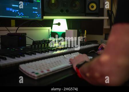 Modern Music Record Studio Control Desk avec écran d'ordinateur. Banque D'Images