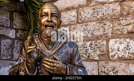 Statue de Padre Pio dans une posture de bénédiction. église et saints Banque D'Images