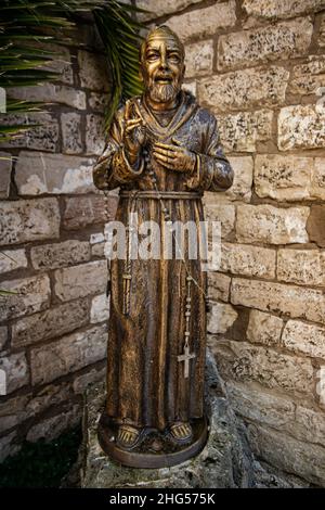 Statue de Padre Pio dans une posture de bénédiction. église et saints Banque D'Images