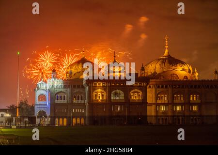 Feux d'artifice derrière le Siri Guru Nanak Darbar Gurdwara à Gravesend Kent Banque D'Images