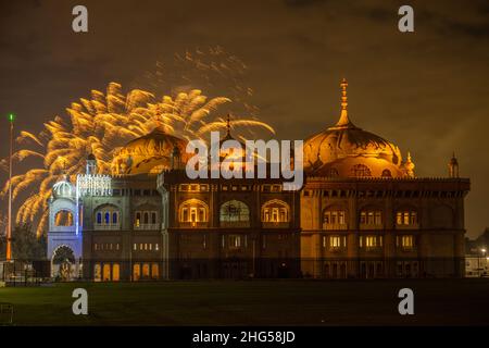 Feux d'artifice derrière le Siri Guru Nanak Darbar Gurdwara à Gravesend Kent Banque D'Images