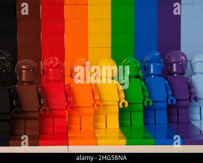 Tambov, Fédération de Russie - 12 août 2021 neuf figurines monochromes Lego sur fond d'arc-en-ciel.LEGO : tout le monde est génial. Banque D'Images