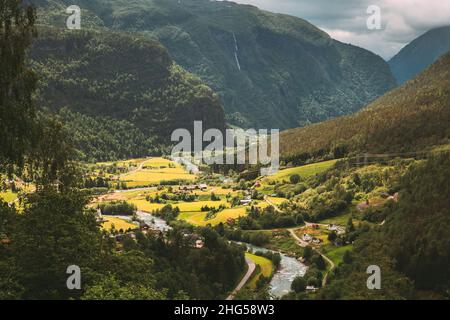 Fortun, Comté de Sogn og Fjordane, Norvège. Belle vallée dans le paysage rural norvégien. Rivière Jostedola en été Banque D'Images