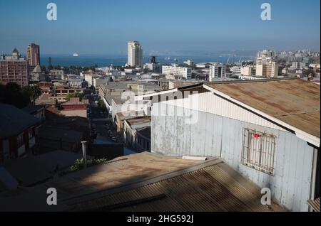 Valparaiso, Chili - février 2020 : vue panoramique sur la ville de Valparaiso.Vue de la colline à la rue Carrera et à la baie de Caleta Grande Banque D'Images