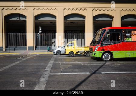 Valparaiso, Chili - février 2020 : trois véhicules se trouvent à l'arrêt près du feu : voiture privée, petit camion et autobus public Banque D'Images