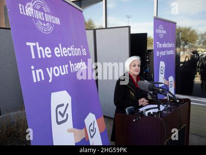 Austin, Texas États-Unis, 18 janvier 2022 : la greffière électorale du comté de Travis, Dana DeBeauvoir, tient une conférence de presse matinale pour faire ressortir les difficultés liées aux nouvelles demandes de vote par courrier et aux nouvelles restrictions sur les inscriptions des électeurs.DeBeauvoir affirme que le bureau de la secrétaire d'État du Texas n'a pas été coopératif avec elle et d'autres greffiers du comté confrontés à des problèmes d'inscription par la poste.Crédit : Bob Daemmrich/Alay Live News Banque D'Images