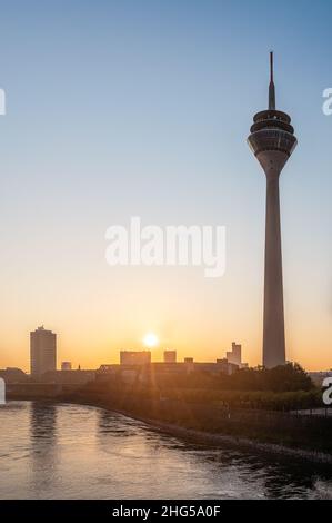 Tour du Rhin de Düsseldorf au lever du soleil, NRW, Allemagne Banque D'Images