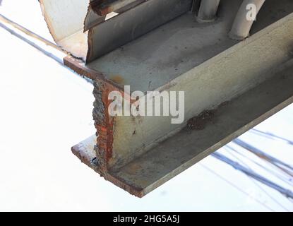 Coupe-faisceau en I ou en métal, découpe de l'acier au chalumeau à l'acétylène, sur le chantier de construction. Banque D'Images