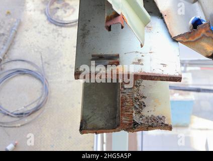 Coupe-faisceau en I ou en métal, découpe de l'acier au chalumeau à l'acétylène, sur le chantier de construction. Banque D'Images