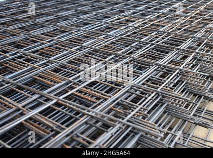 tige en acier ou barre d'armature avec un peu de rouille collée avec du fil d'acier pour une utilisation comme infrastructure de construction, poutres en acier à l'usine Banque D'Images