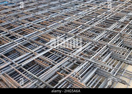 tige en acier ou barre d'armature avec un peu de rouille collée avec du fil d'acier pour une utilisation comme infrastructure de construction, poutres en acier à l'usine Banque D'Images