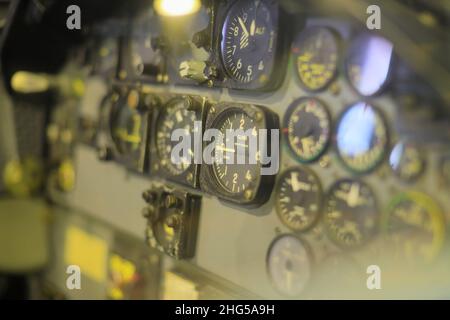 Mise au point peu profonde sur les instruments de cockpit d'avion, panneau de commande dans le cockpit d'ancien avion. Banque D'Images