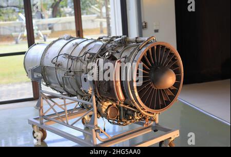 moteur d'avion de chasse, exposé sur un stand au centre d'entretien de vol. Banque D'Images