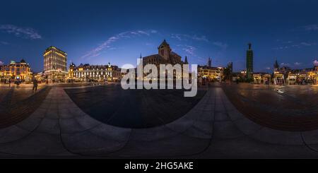 Vue panoramique à 360° de BATUMI, GÉORGIE - SEPTEMBRE 2021 : panorama de nuit sphérique à 360 degrés dans la place centrale de la ville avec des foules de touristes en c