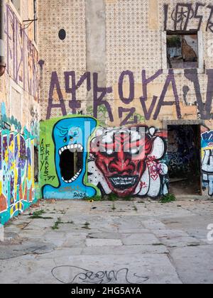 Lisbonne, Portugal - 18 octobre 2021 : graffitis et peintures murales sur des bâtiments abandonnés du quartier Almada de Lisbonne, au bord de l'eau du Tejo Banque D'Images