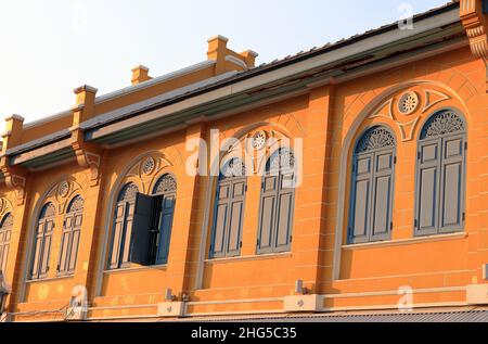 Façade de bâtiment d'architecture néo-classique et sino-portugaise vintage avec de belles fenêtres en Thaïlande. Banque D'Images