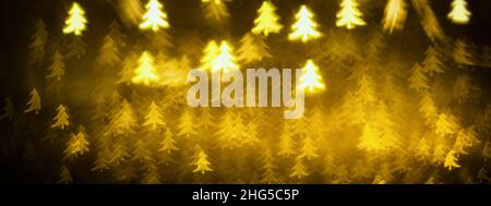 Fond doré étincelant avec arbres de Noël.Texture scintillante avec le bokeh et les lumières, feuille d'or en métal brillant Banque D'Images