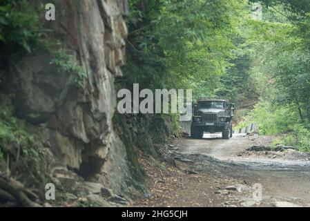 Un vieux camion soviétique conduit la route dangereuse, connue sous le nom de col Abano à Tusheti, en Géorgie. Banque D'Images
