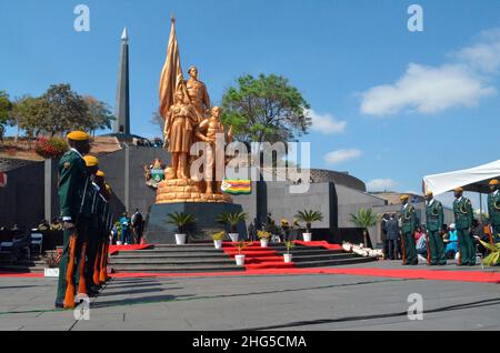 Des officiers de l'Armée nationale du Zimbabwe se tiennent à l'inspection de la Garde d'honneur à la reconnaissance nationale des héros, le jour de la Journée nationale des héros.Zimbabwe. Banque D'Images