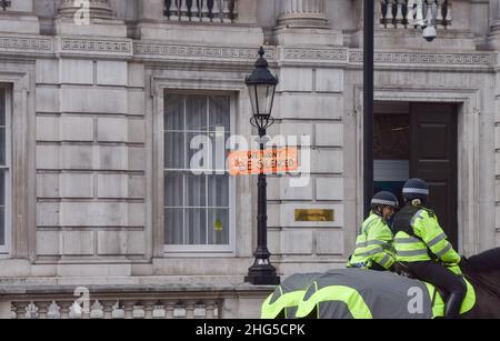 Londres, Royaume-Uni 18th janvier 2022.Des policiers à cheval ont passé un écriteau « nous ne serons pas réduits au silence » fixé à un poste de lampe devant le Cabinet, d'une manifestation « tuer le projet de loi » contre la police, le crime, la peine et le projet de loi sur les tribunaux, qui a eu lieu plusieurs jours plus tôt.Credit: Vuk Valcic / Alamy Live News Banque D'Images
