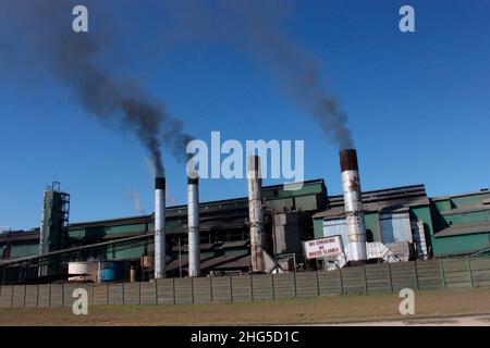 La fumée est vue d'une usine de traitement du sucre de Chiredzi qui est célèbre pour ses plantations de canne à sucre.Zimbabwe. Banque D'Images