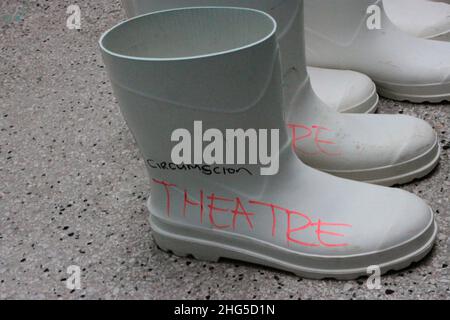 Une paire de bottes de gamats est vue à l'extérieur d'un théâtre d'opération à l'hôpital Chitungwiza, au Zimbabwe. Banque D'Images