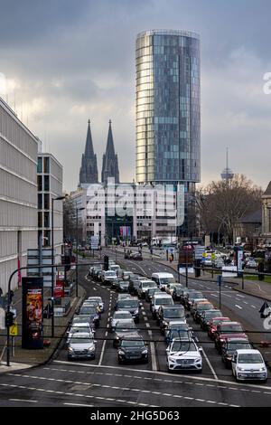 Cathédrale de Cologne et gratte-ciel du Triangle de Cologne lors d'une journée d'hiver allemande Banque D'Images