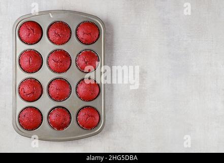 Délicieux petits gâteaux en velours rouge dans un stylo à four.Vue de dessus. Banque D'Images
