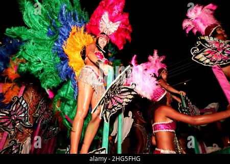 caravelas, bahia, brésil - 13 février 2009 : membres de l'école de samba Coroa Imperial pendant le défilé de carnaval dans la ville de Caravelas. Banque D'Images