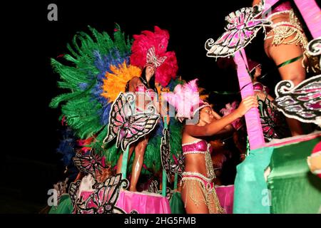 caravelas, bahia, brésil - 13 février 2009 : membres de l'école de samba Coroa Imperial pendant le défilé de carnaval dans la ville de Caravelas. Banque D'Images