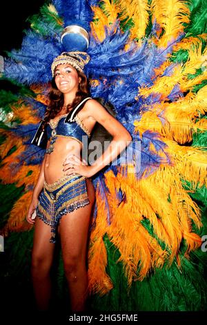 caravelas, bahia, brésil - 13 février 2009 : membres de l'école de samba Coroa Imperial pendant le défilé de carnaval dans la ville de Caravelas. Banque D'Images