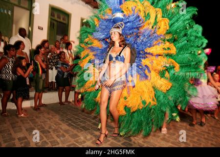 caravelas, bahia, brésil - 13 février 2009 : membres de l'école de samba Coroa Imperial pendant le défilé de carnaval dans la ville de Caravelas. Banque D'Images