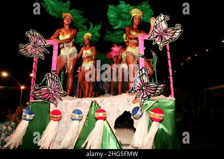 caravelas, bahia, brésil - 13 février 2009 : membres de l'école de samba Coroa Imperial pendant le défilé de carnaval dans la ville de Caravelas. Banque D'Images