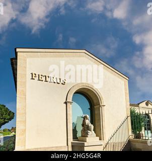 Château Petrus cave de vinification façade avec Pierre l'Apôtre statue bateau et filet de pêche Pomerol Gironde France Banque D'Images