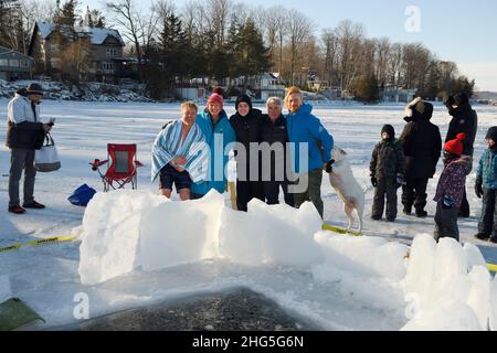 Photo de groupe de nageurs de glace après un plongeon dans l'eau froide d'hiver au lac Kempenfelt Bay Simcoe Barrie Ontario Banque D'Images