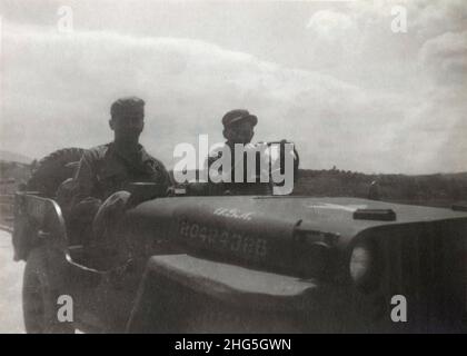 Photographie antique vers 1940s, « deux des garçons de la section radio, Sam Green et ira Heller ».SOURCE : PHOTO ORIGINALE Banque D'Images